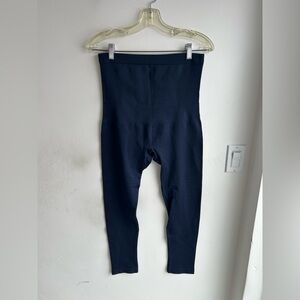 Shapermint navy blue high waisted leggings. Women’s size XL.
Great condition!